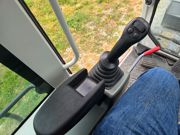 2024-takeuchi-tb290-image-45