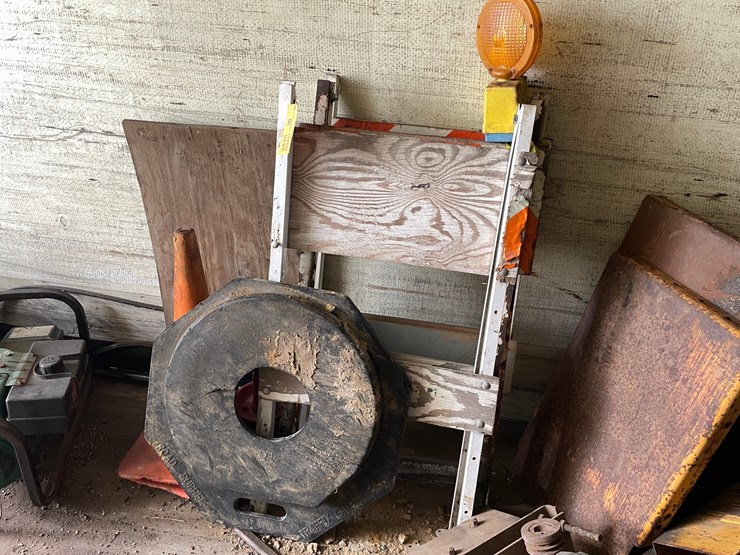 #2839-•-(3)-barricade-stands-(or)-image-1
