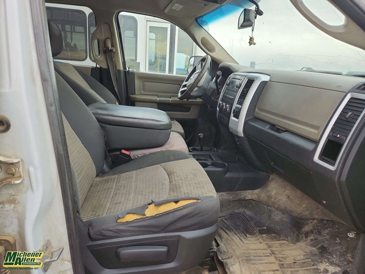 2011-dodge-3500-image-19