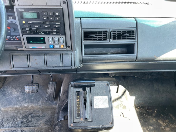 #1015-•-2001-gmc-c7500-cab-and-chassis-(has-mn-title)-image-27