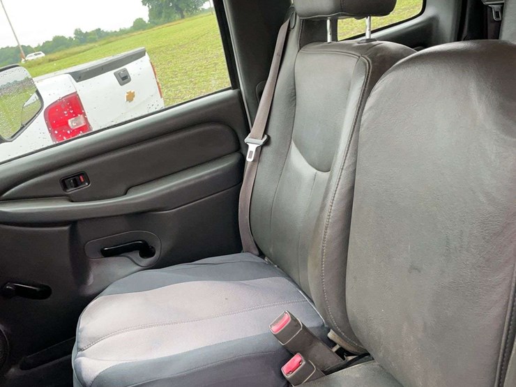2004-gmc-3500-image-8