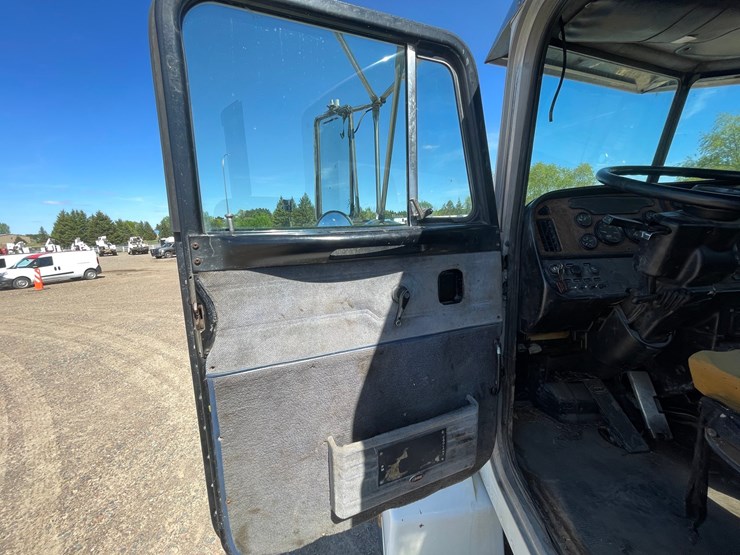 2002-peterbilt-385-image-40