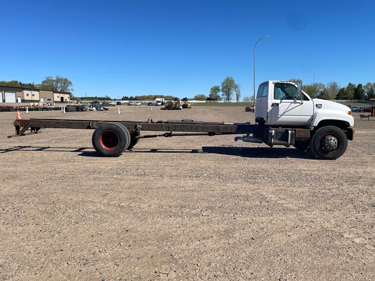 #1015-•-2001-gmc-c7500-cab-and-chassis-(has-mn-title)-image-6