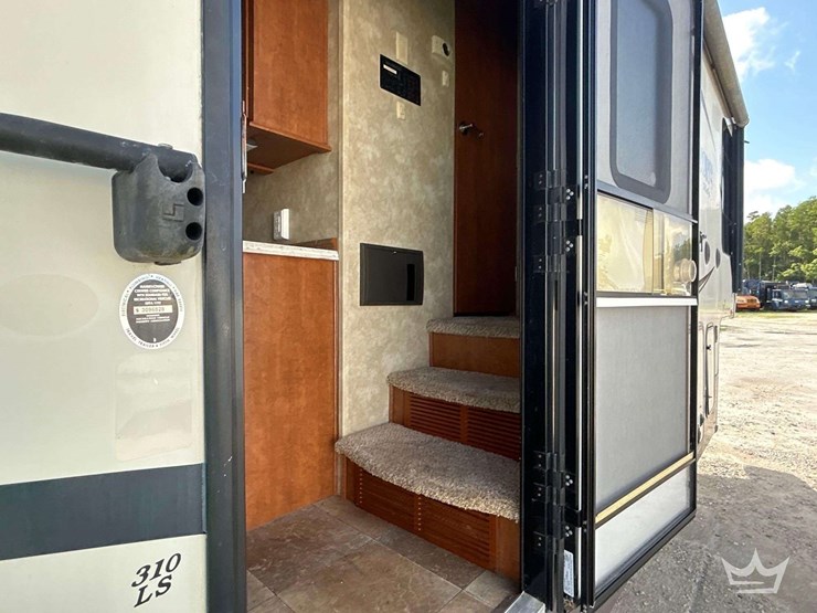 2013-forest-rive-brookstone-310ls-5th-wheel-t/a-travel-trailer-image-8