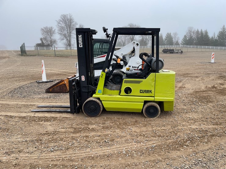 #1000-•-clark-glx30-forklift-image-2
