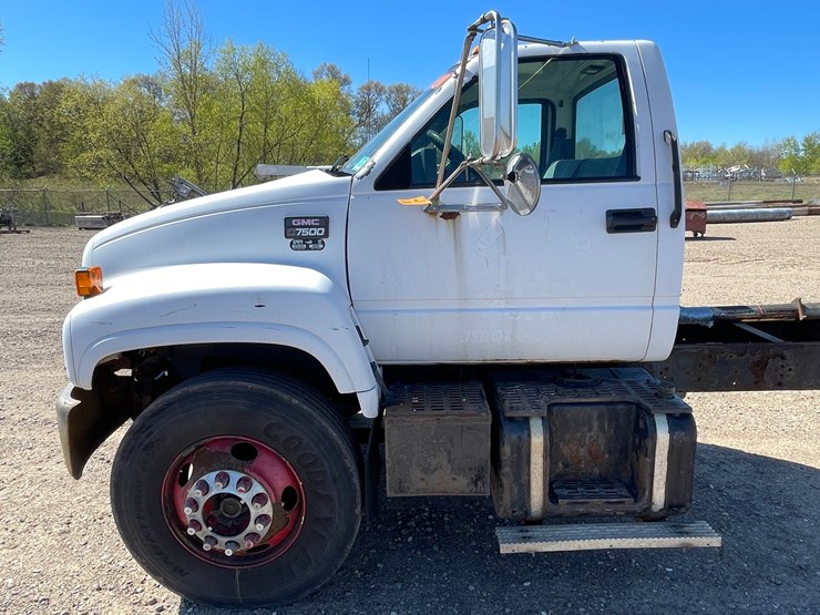 #1015-•-2001-gmc-c7500-cab-and-chassis-(has-mn-title)-image-9