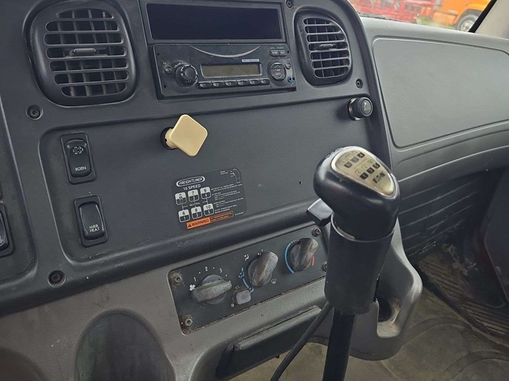 2014-freightliner-m2-106-image-9