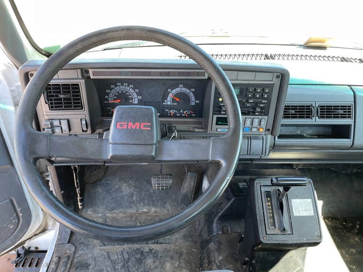 #1015-•-2001-gmc-c7500-cab-and-chassis-(has-mn-title)-image-26