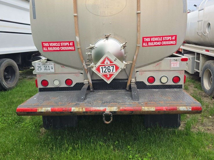 2014-freightliner-m2-106-image-5