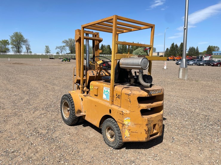 #1017-•-minneapolis-moline-forklift-image-3