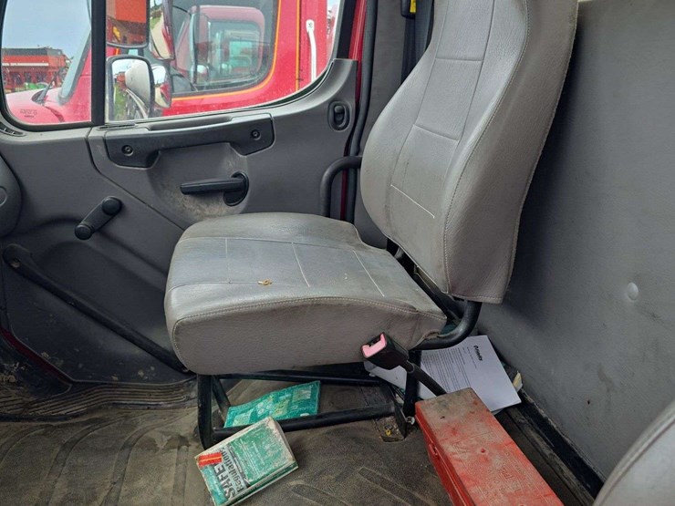 2014-freightliner-m2-106-image-10