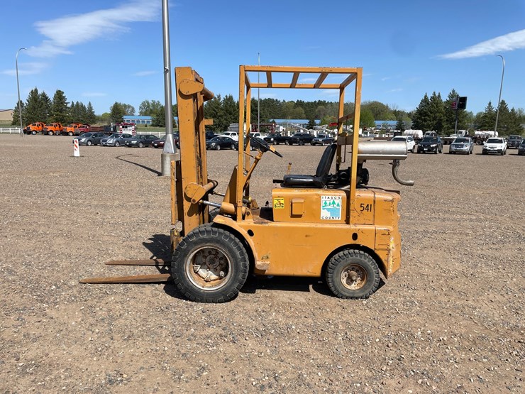 #1017-•-minneapolis-moline-forklift-image-2