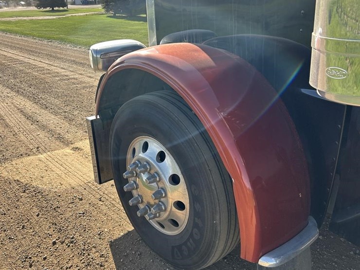 2017-peterbilt-389-image-10