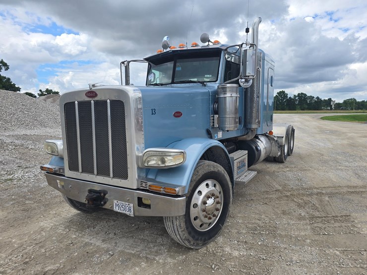 2013-peterbilt-388-image-1