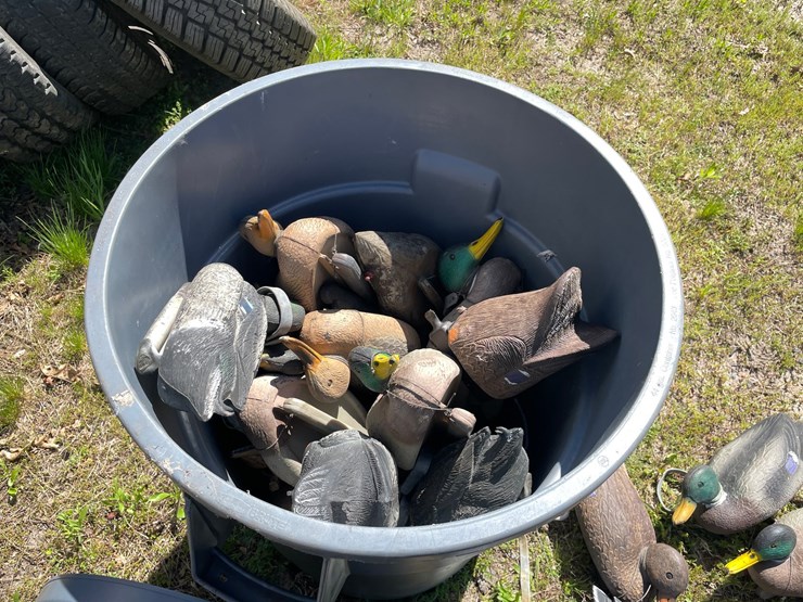 #2855-•-rubbermaid-garbage-can-(or)-image-7