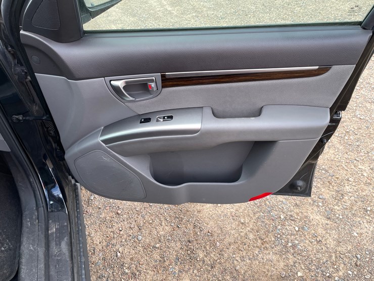 2011-hyundai-santa-fe-image-32