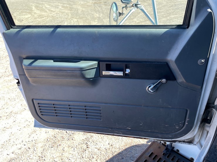 #1015-•-2001-gmc-c7500-cab-and-chassis-(has-mn-title)-image-31