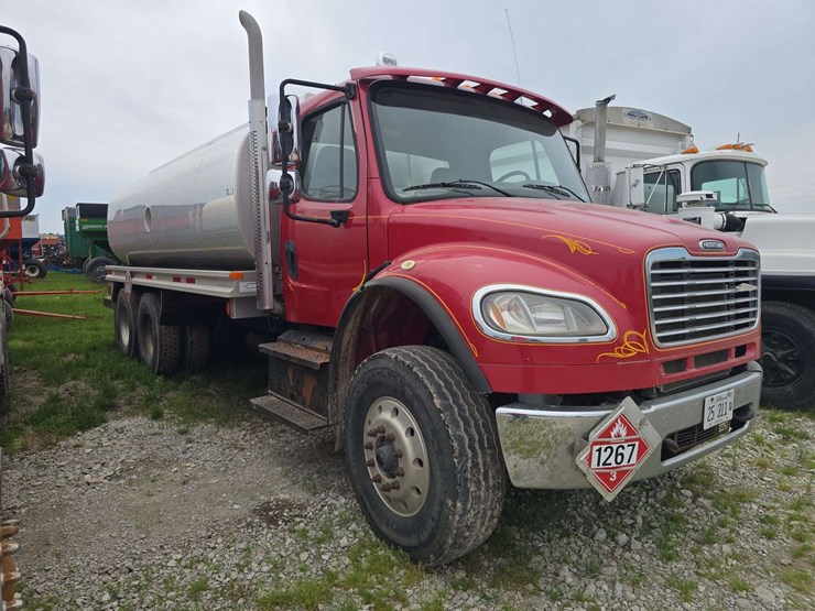 2014-freightliner-m2-106-image-3