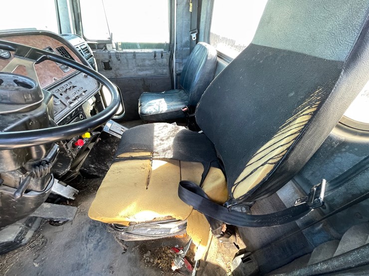2002-peterbilt-385-image-42