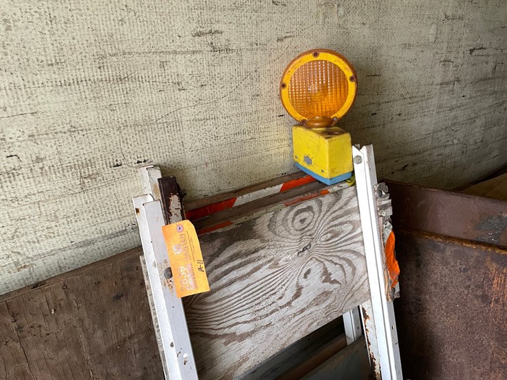 #2839-•-(3)-barricade-stands-(or)-image-4