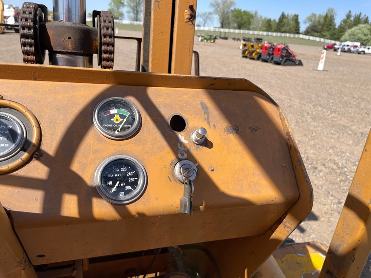 #1017-•-minneapolis-moline-forklift-image-16