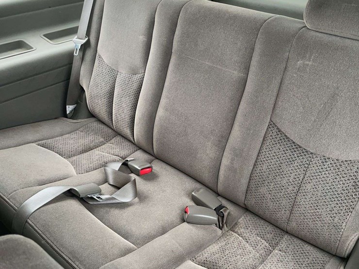 2005-chevrolet-suburban-image-13