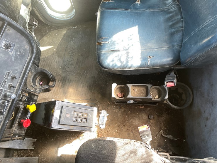 2002-peterbilt-385-image-46