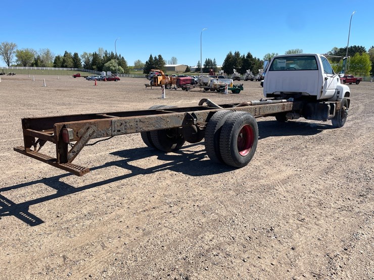 #1015-•-2001-gmc-c7500-cab-and-chassis-(has-mn-title)-image-5