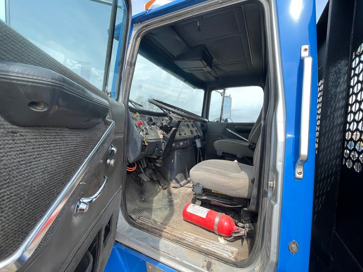 1994-ford-l9000-image-46