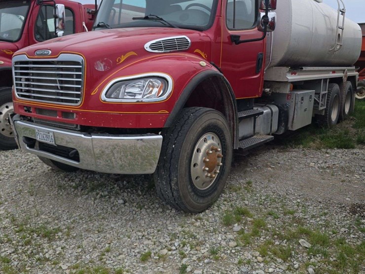 2013-freightliner-m2-106-image-1