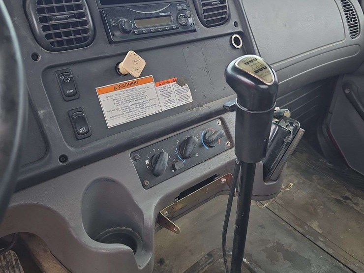 2013-freightliner-m2-106-image-8
