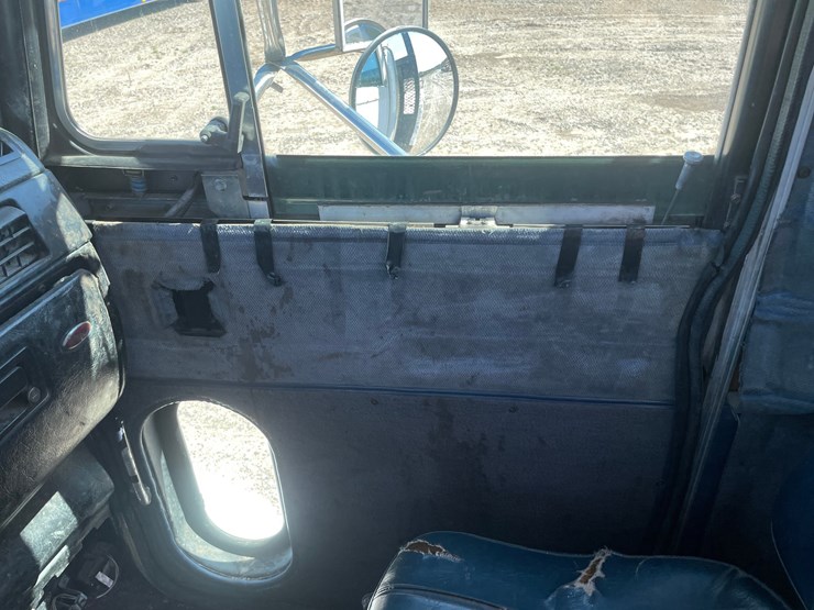 2002-peterbilt-385-image-47