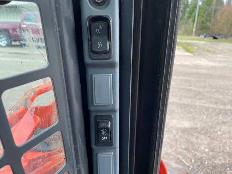 2022-kubota-ssv65-image-45