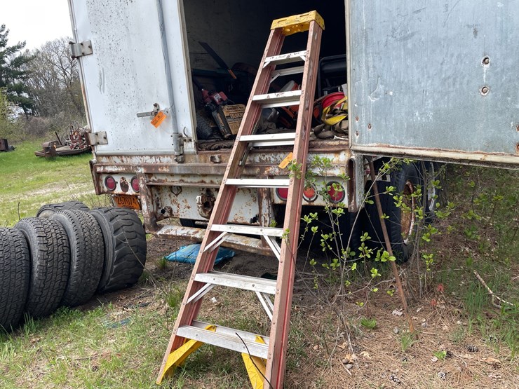 #2853-•-8'-step-ladder-(or)-image-5