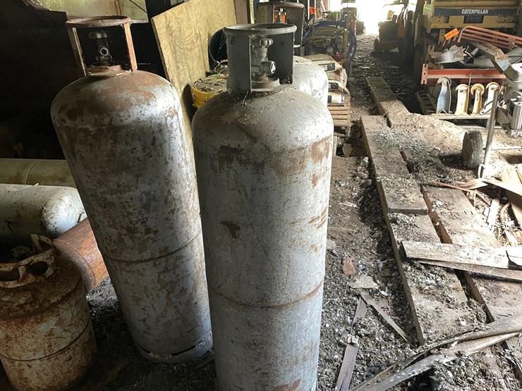 #2896-•-(3)-100-lb-propane-tanks-(or)-image-4