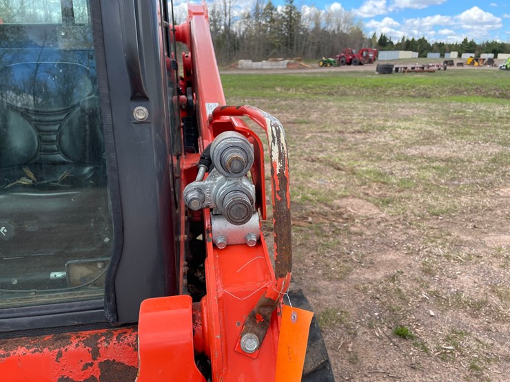 2022-kubota-ssv65-image-13