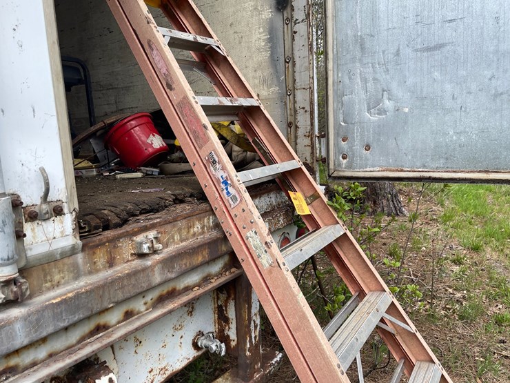 #2853-•-8'-step-ladder-(or)-image-3
