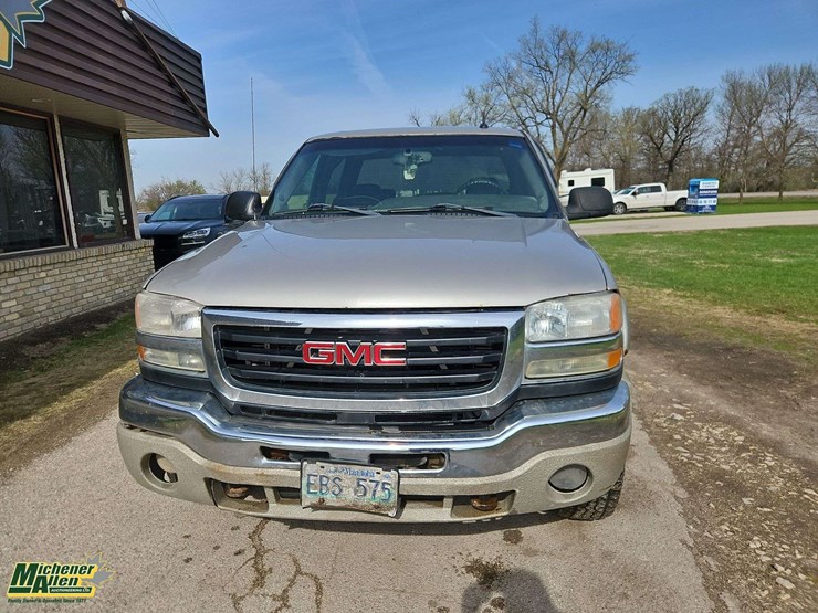 2004-gmc-sierra-2500hd-image-3