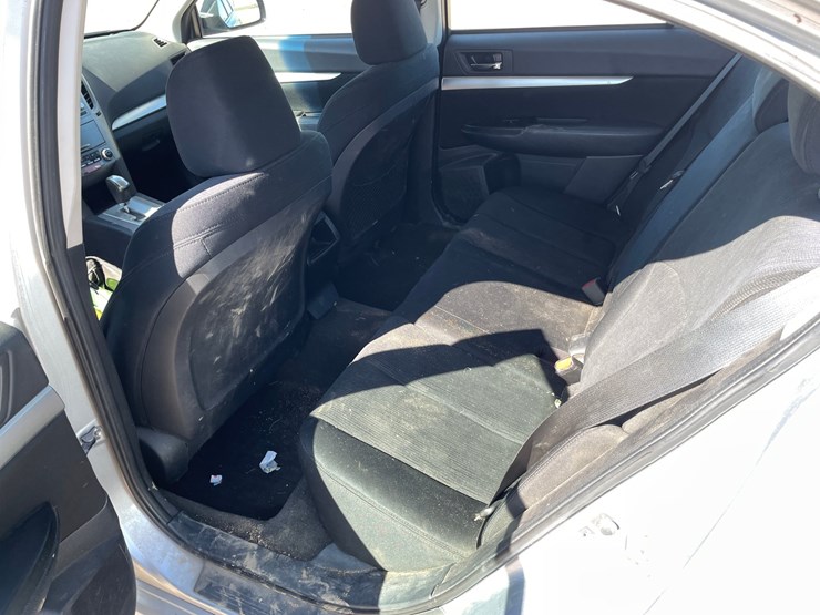#1404-•-2014-subaru-legacy-(has-mn-title)-image-14