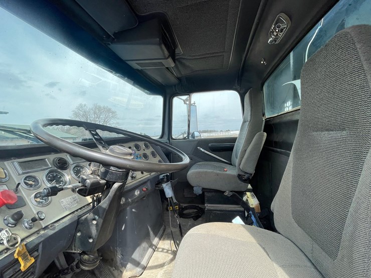 1994-ford-l9000-image-48