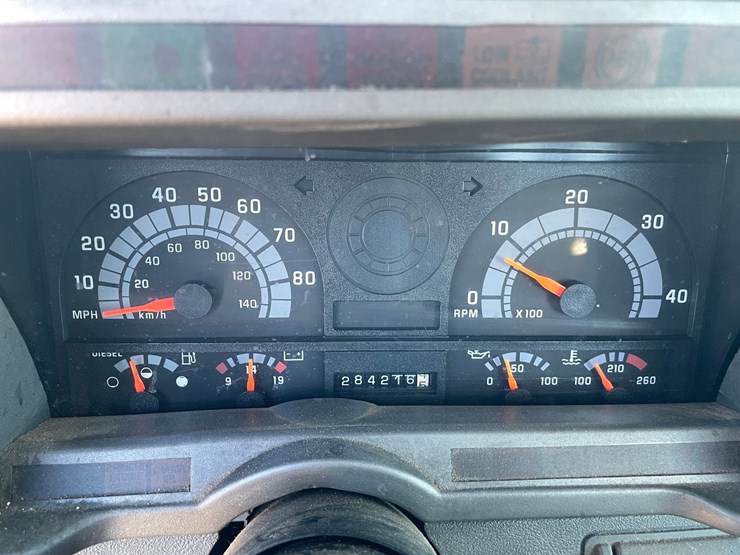 #1015-•-2001-gmc-c7500-cab-and-chassis-(has-mn-title)-image-29