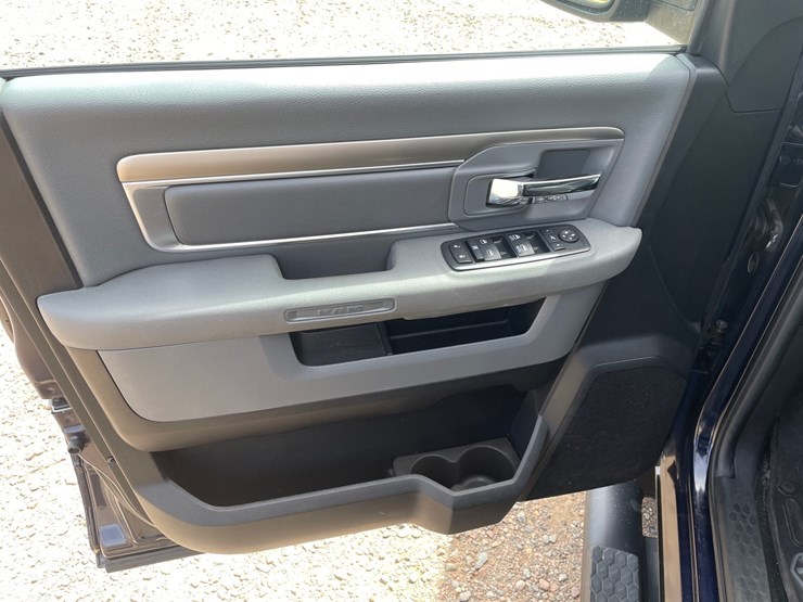 2015-dodge-1500-image-17