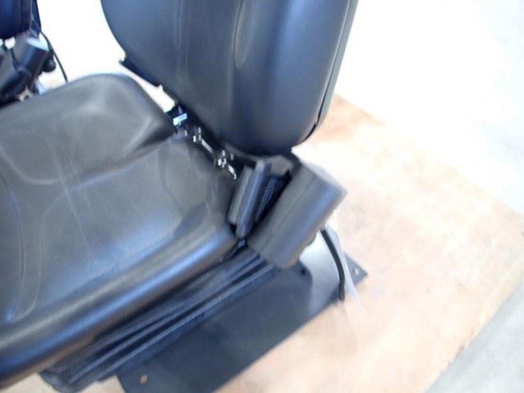 qty-of-(2)-cobo-tractor-seats-image-8