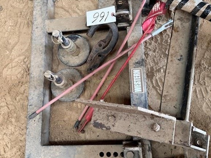western-snowplow-mount,-shoes,-&-blade-image-7