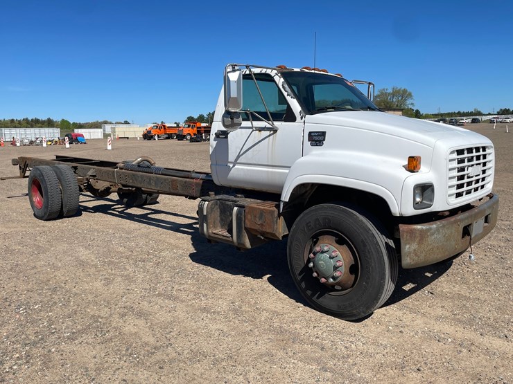 #1015-•-2001-gmc-c7500-cab-and-chassis-(has-mn-title)-image-7