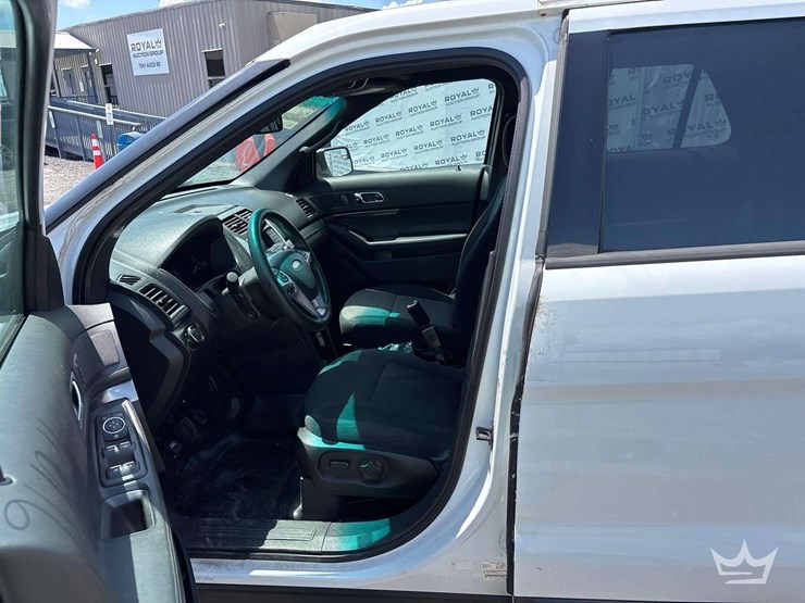 2015-ford-explorer-image-11