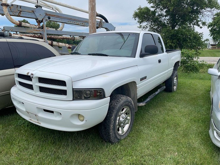 2001-dodge-2500-image-1