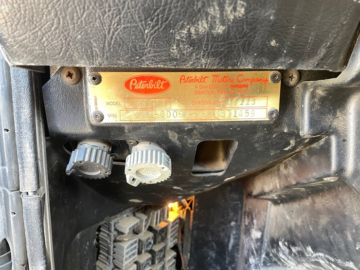 2002-peterbilt-385-image-48