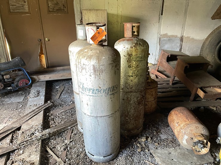 #2896-•-(3)-100-lb-propane-tanks-(or)-image-1