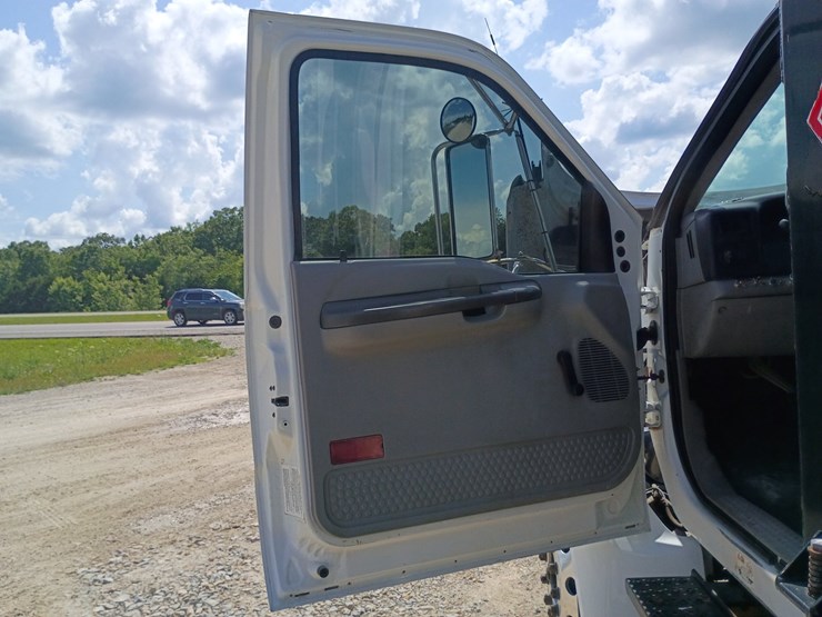 2005-ford-f750-image-34